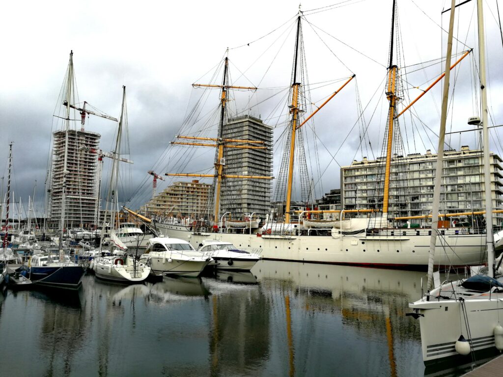 View of the port area of ​​Ostend with boats and buildings in the background.