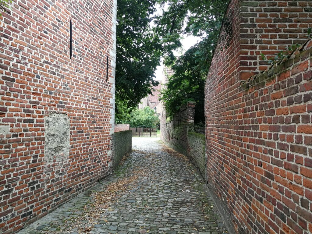 Two red bricks' walls in  the Great Beguinage neighborhood.