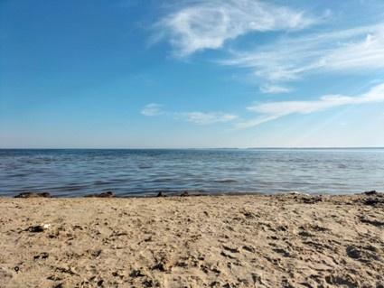 Bettnessand beach in the foreground and sea waves in the background.