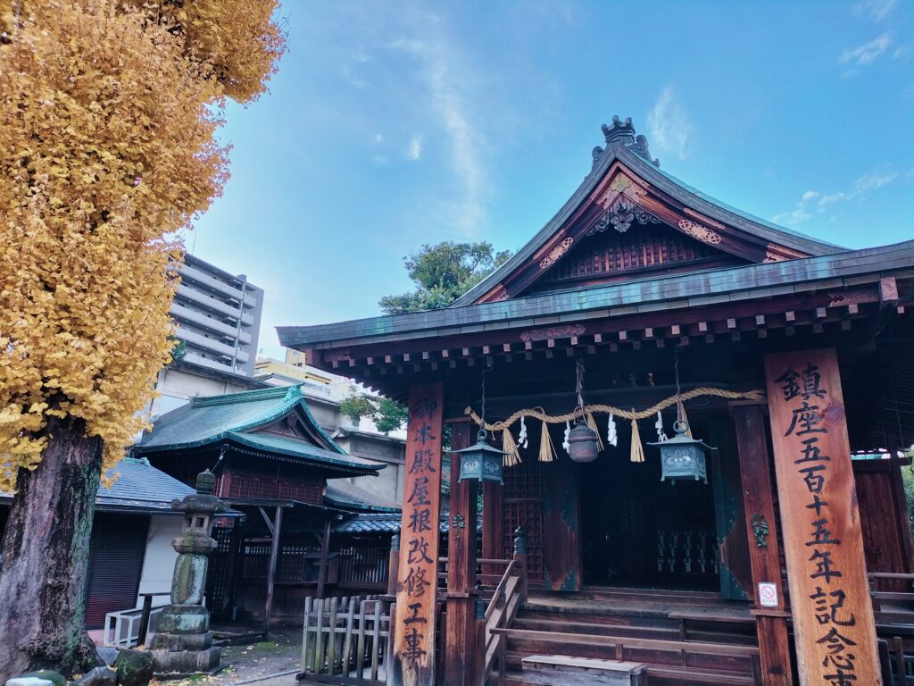 A small temple within the Osu area, on the left a yellow Gingko Biloba.