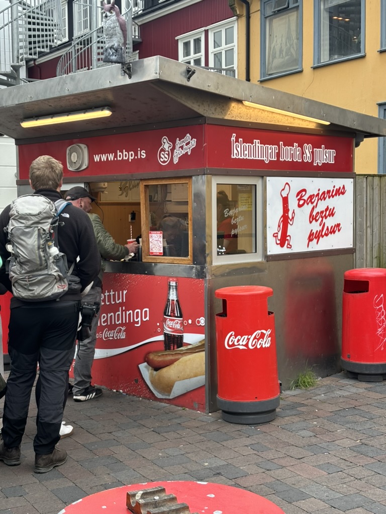 The Bæjarins Beztu Pylsur with people queuing.