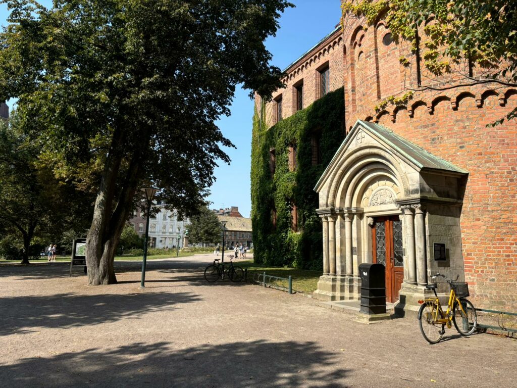 The Lundagård Park with a bike.